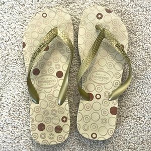 Gold Havaiannas size 7/8